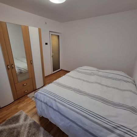 Apartament Chaplins 3 Camere Piatra Neamt Bagian luar foto